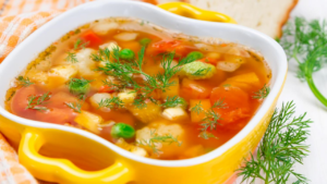 Suppebolle full av minesrtonesuppe.