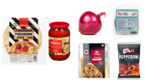 Pizzabunner, pizzasaus, revet ost, kokt skinke, pepperonipølse, rødløk.