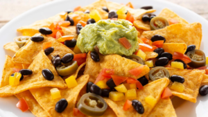 Toppede nachos på tallerken.