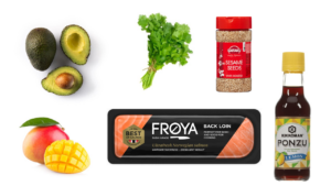 Avokadoer, mango, laksefilet, ponzusaus, koriander, sesamfrø.