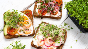 Diverse smørbrød på trebrett.
